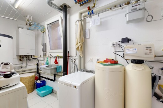 buanderie avec buanderie, chauffe-eau, inside property, lave-linge et sèche-linge séparés, et sol en carrelage