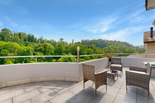 terrasse avec from property, day time, espace de vie extérieur, vue sur la forêt, et forest view