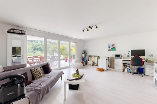 wohnzimmer mit fernseher, bürobereich, natürliches licht, natural light, und inside property