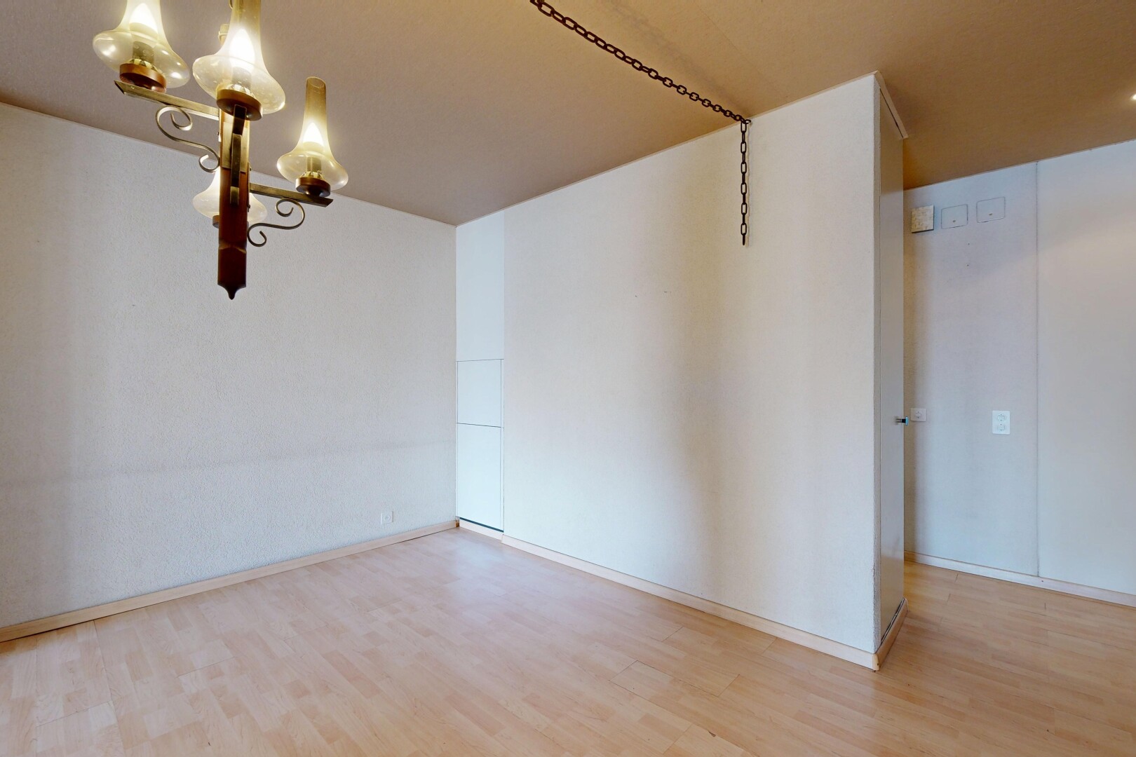 pièce vide avec lustre remarquable, inside property, sol en finition bois, wood finish floor, et cloison sèche
