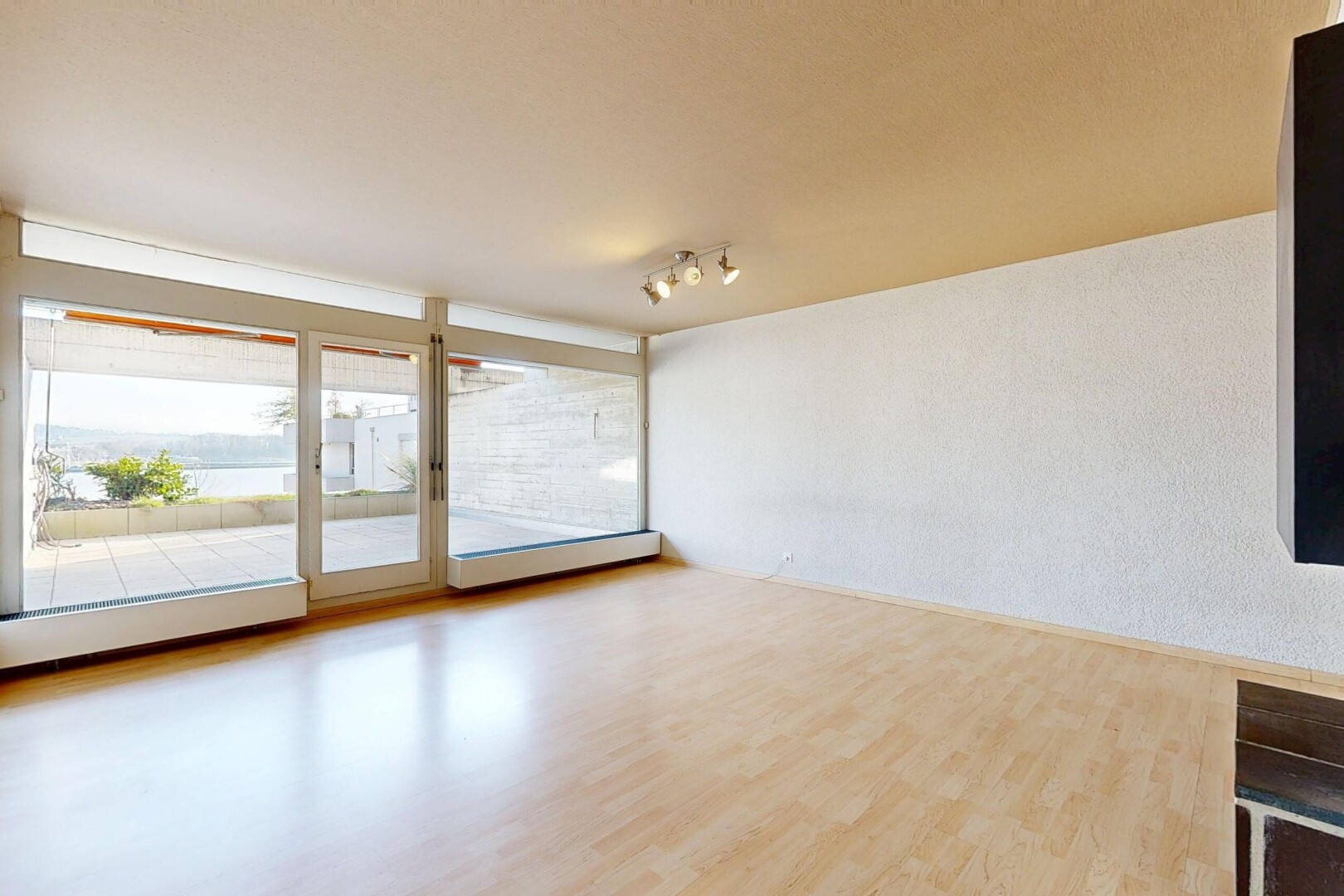 pièce vide avec inside property, lumière naturelle, natural light, sol en finition bois, et wood finish floor