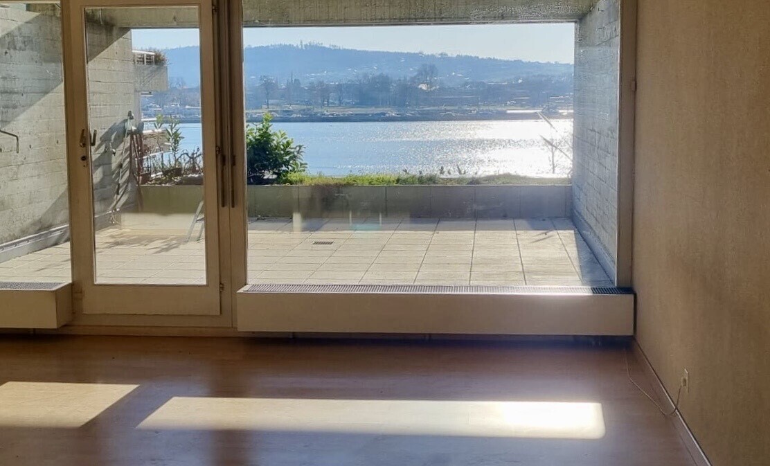 balcon avec inside property, vue sur l'eau, water view, et day time