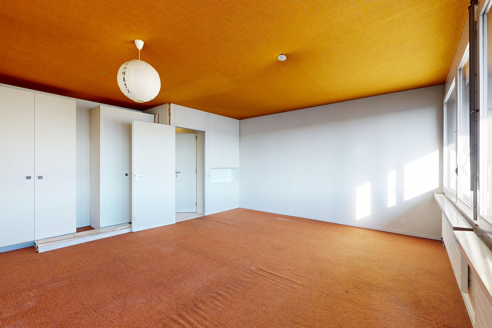 pièce vide avec inside property, moquette, carpet, cloison sèche, et drywall