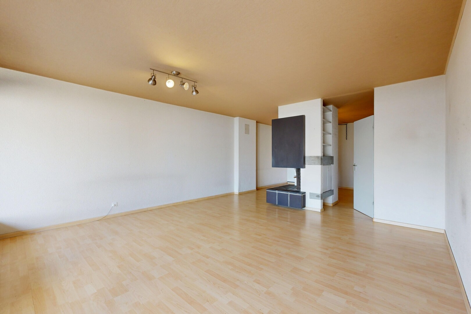 pièce vide avec inside property, cloison sèche, drywall, sol en finition bois, et wood finish floor