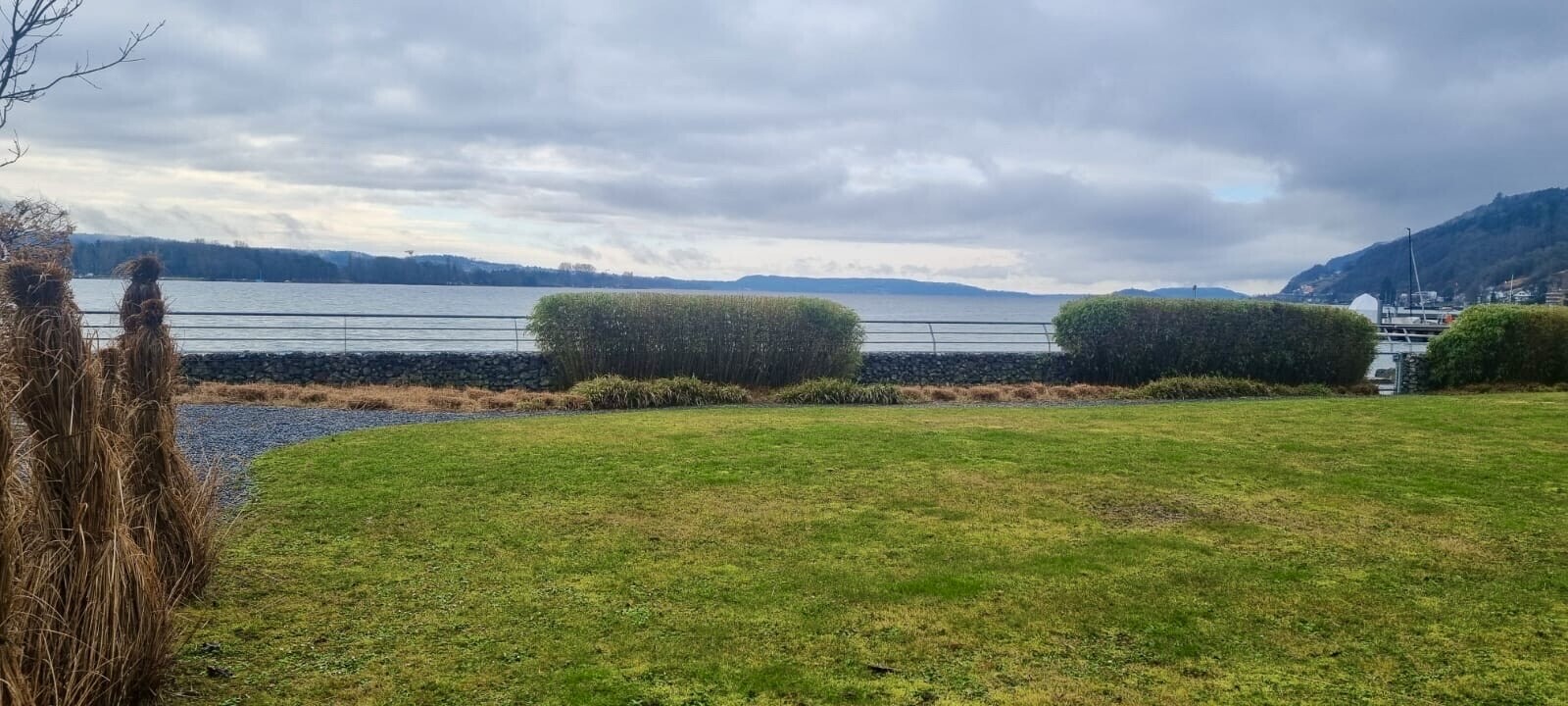 vue sur la mer avec vue sur l'eau, water view, lake view, overcast, et clôture