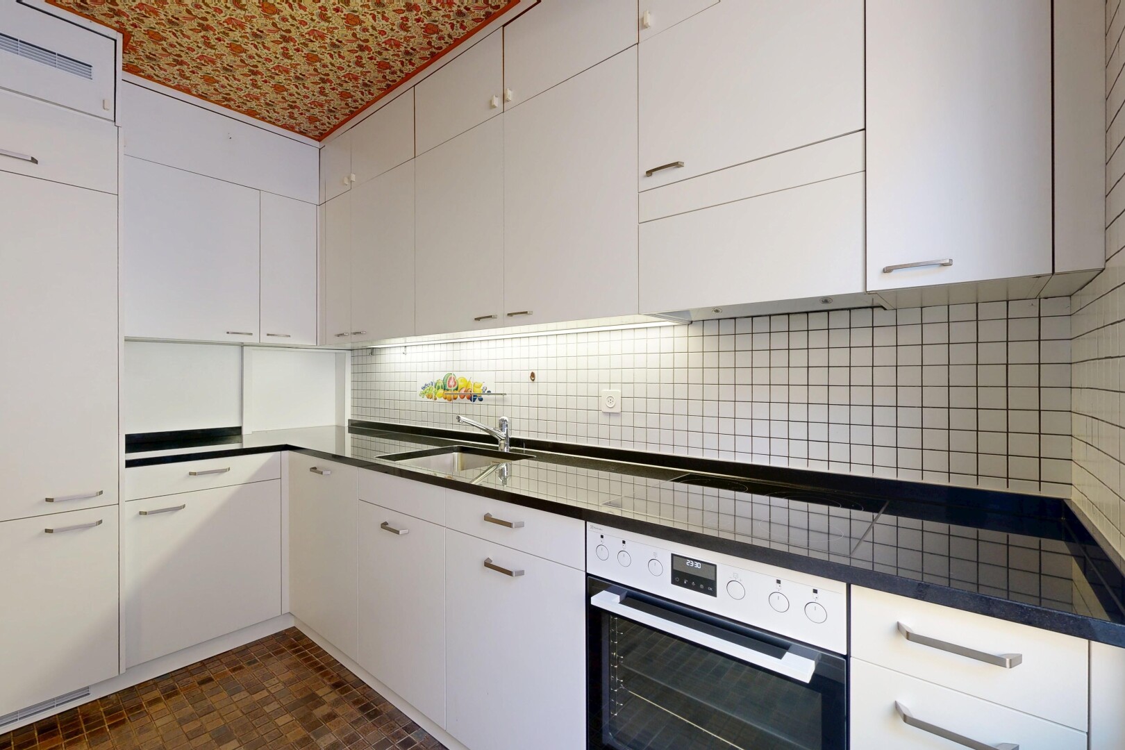 cuisine avec four, plans de travail, armoires blanches, inside property, et dosseret