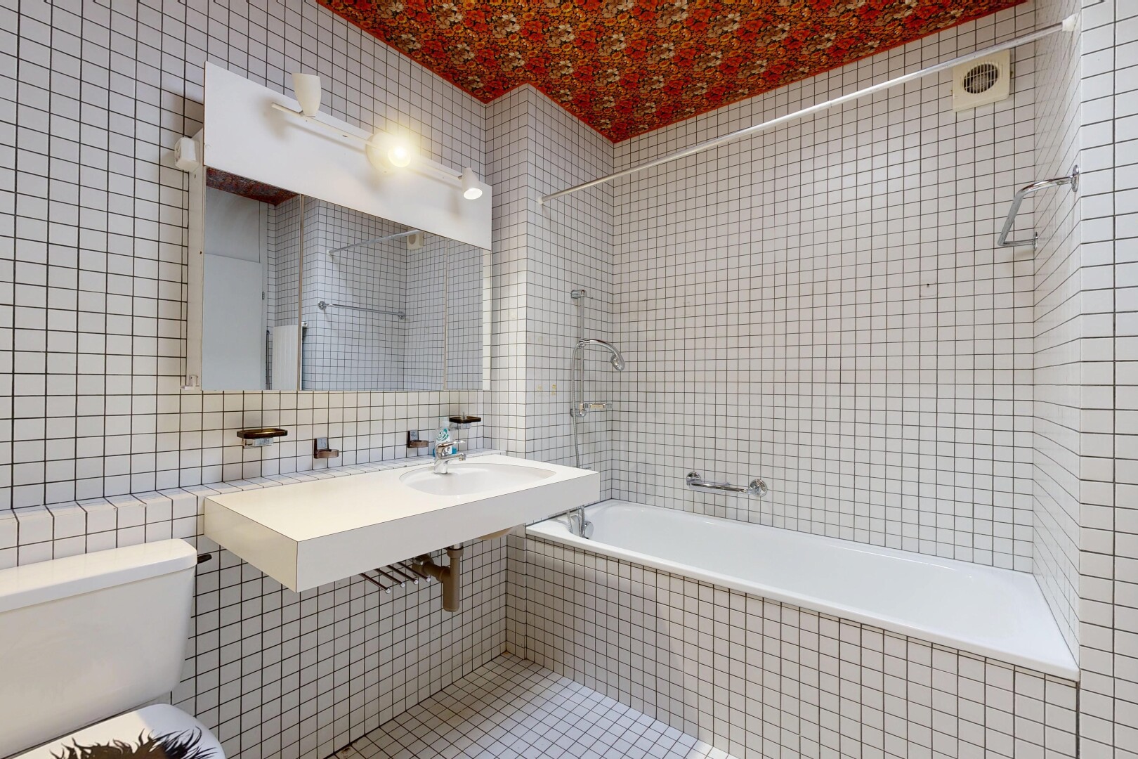 salle de bains avec douche-bain combinés, mur en carrelage, tile wall, salle de bain complète, et inside property