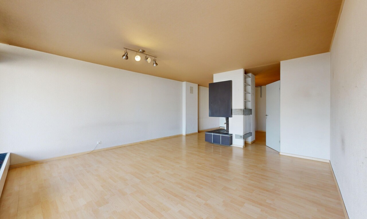 pièce vide avec inside property, cloison sèche, drywall, sol en finition bois, et wood finish floor