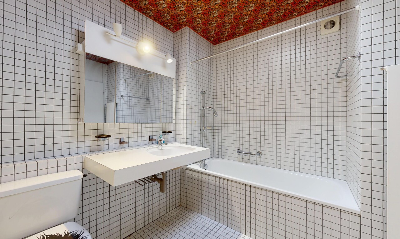 salle de bains avec douche-bain combinés, mur en carrelage, tile wall, salle de bain complète, et inside property