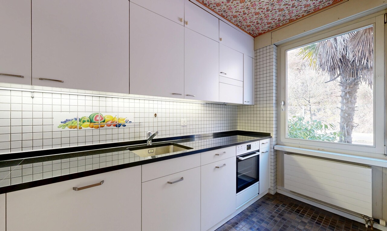 cuisine avec plans de travail, lumière naturelle, natural light, inside property, et armoires blanches