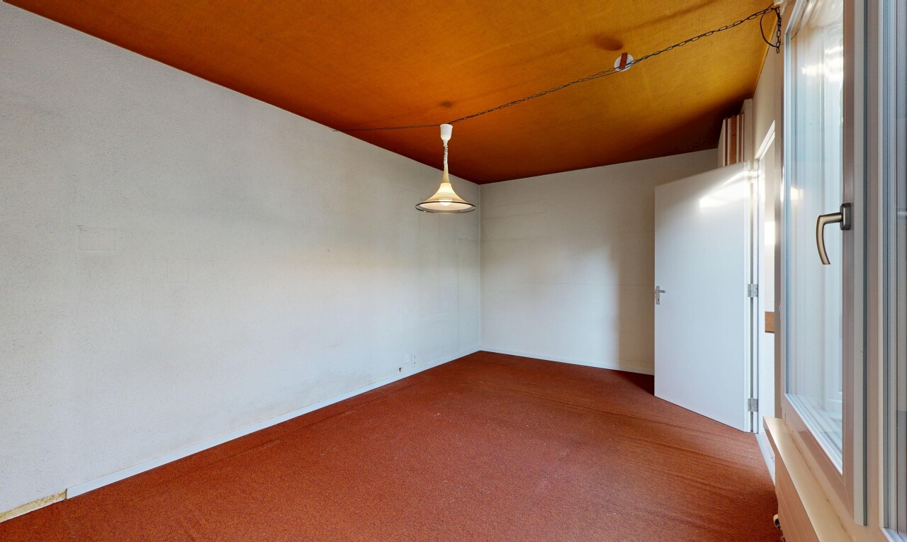 pièce vide avec inside property, cloison sèche, drywall, moquette, et carpet