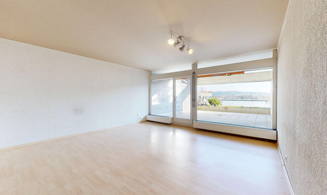 pièce vide avec mur texturé, textured wall, sol en finition bois, wood finish floor, et inside property