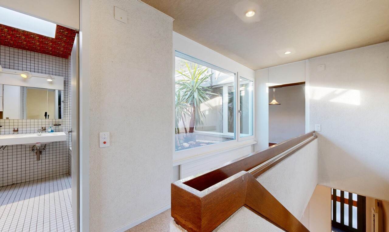 escaliers avec inside property, évier, sol en carrelage, tile floor, et puits de lumière