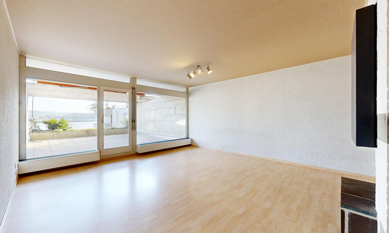 pièce vide avec inside property, lumière naturelle, natural light, sol en finition bois, et wood finish floor