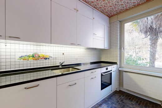 küche mit arbeitsplatten, natürliches licht, natural light, inside property, und weiße schränke