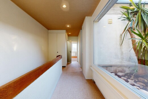 halle / korridor mit teppich, carpet, gipskartonwand, drywall, und einbauleuchten