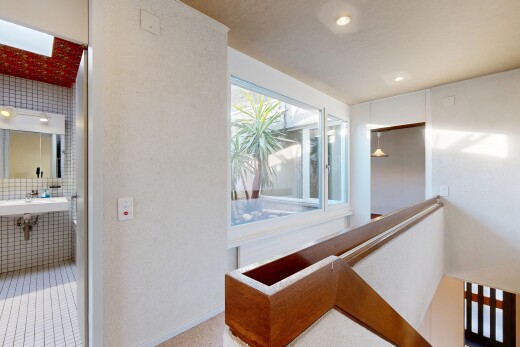 treppe mit inside property, waschbecken, fliesenboden, tile floor, und dachfenster