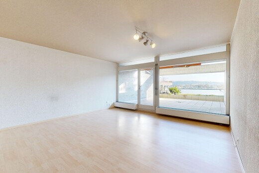 leerer raum mit strukturierte wand, textured wall, holzfußboden, wood finish floor, und inside property