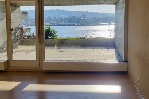 balkon mit inside property, seesicht, water view, und day time