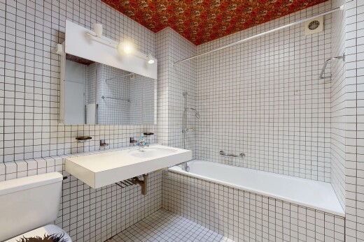 bad mit kombiniertes bad / dusche, fliesenwand, tile wall, komplettes badezimmer, und inside property