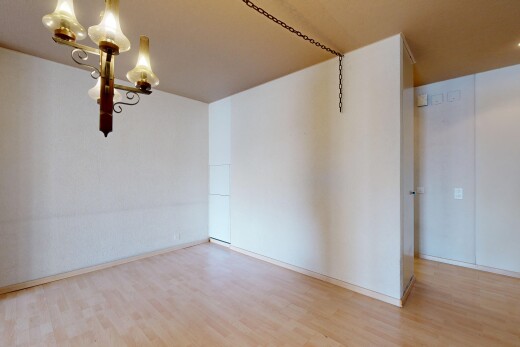 leerer raum mit bemerkenswerter kronleuchter, inside property, holzfußboden, wood finish floor, und gipskartonwand