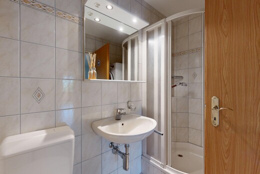 bad mit fliesenwand, tile wall, dusche, komplettes badezimmer, und inside property