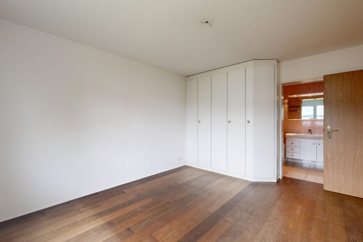 leerer raum mit gipskartonwand, drywall, holzfußboden, wood finish floor, und inside property