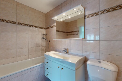 bad mit fliesenwand, tile wall, spiegel, schminktisch, und komplettes badezimmer