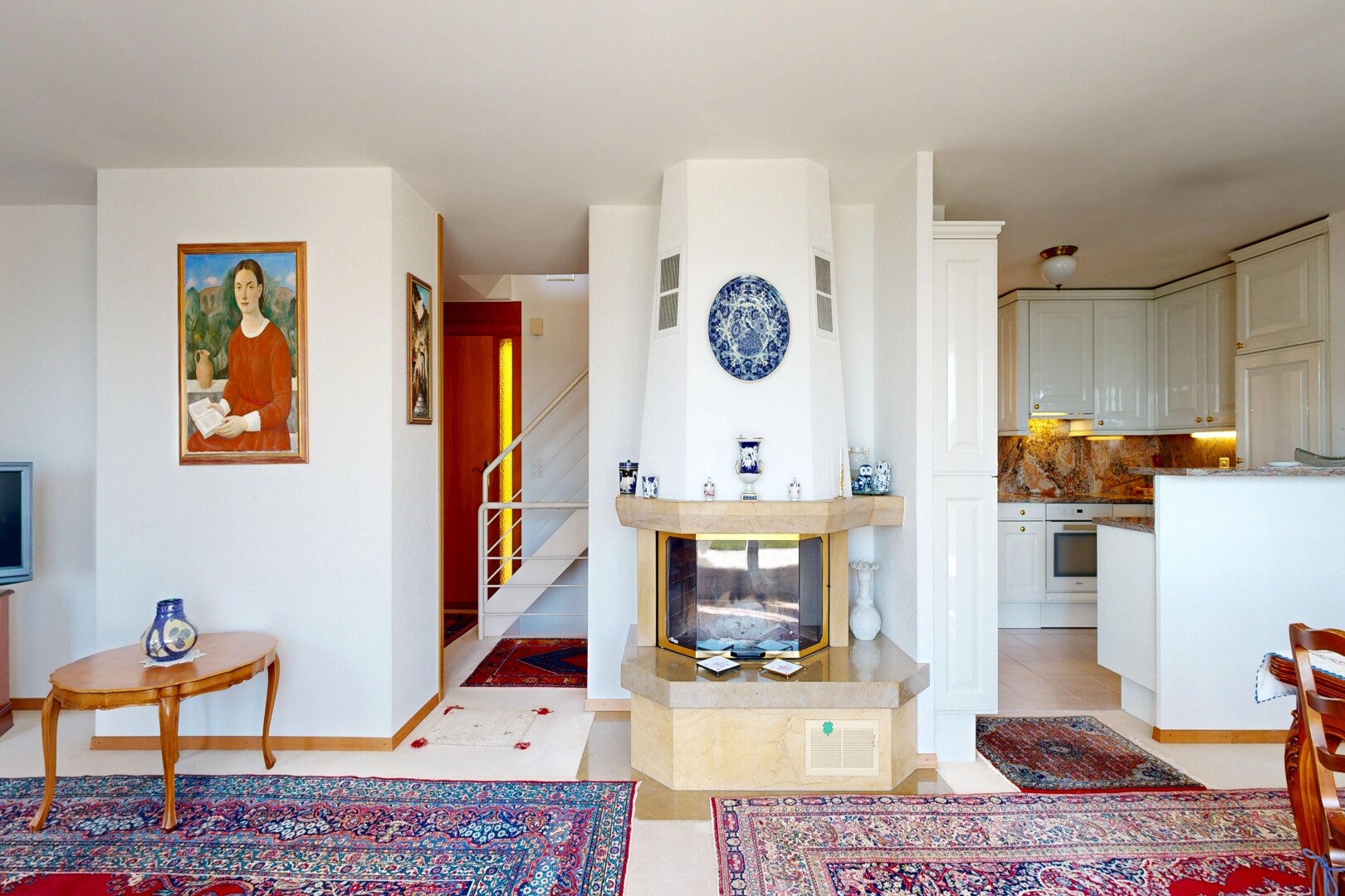 wohnzimmer mit light floor, inside property, gipskartonwand, drywall, und sockelleisten