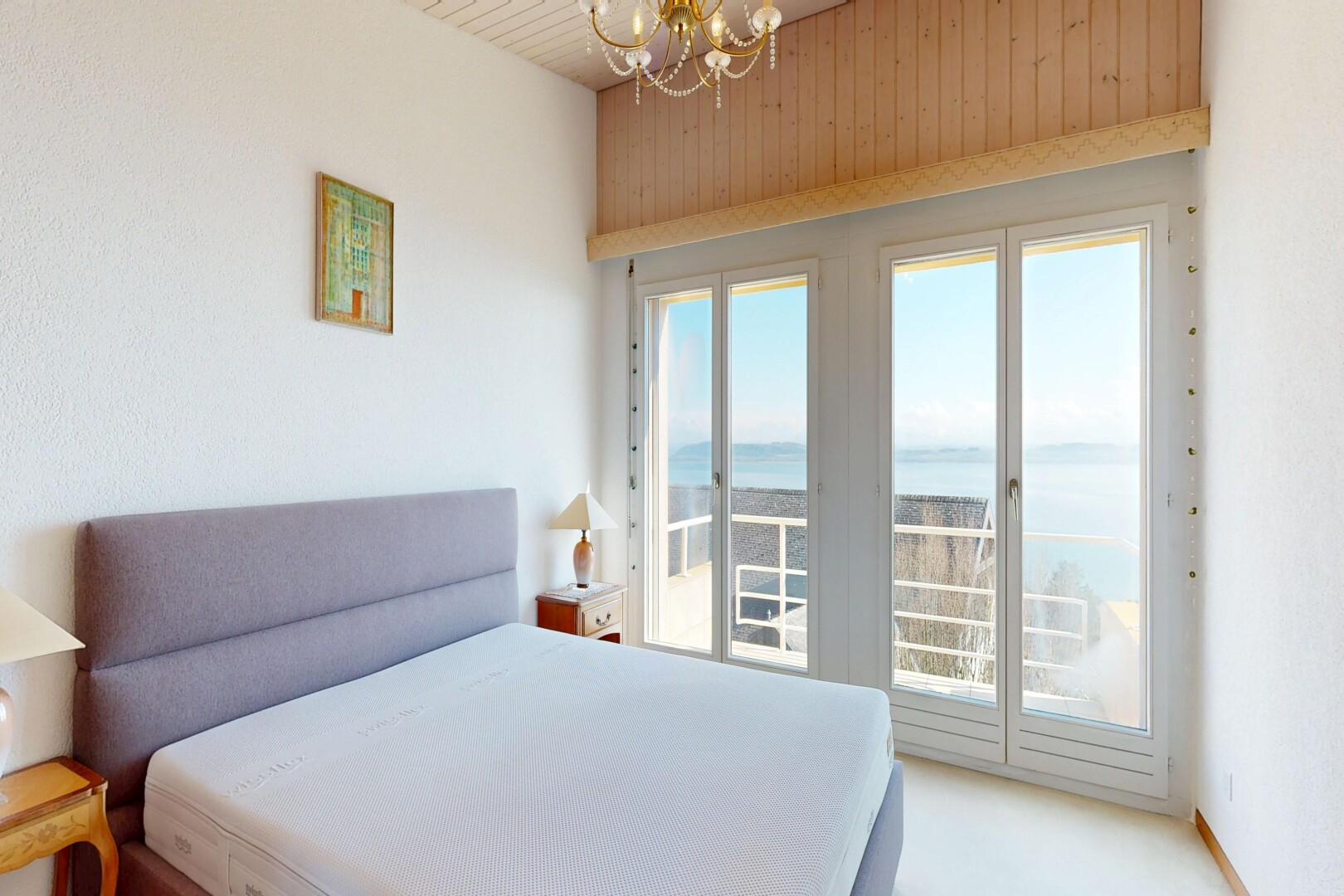 zimmer / schlafzimmer mit bemerkenswerter kronleuchter, natürliches licht, natural light, seesicht, und water view