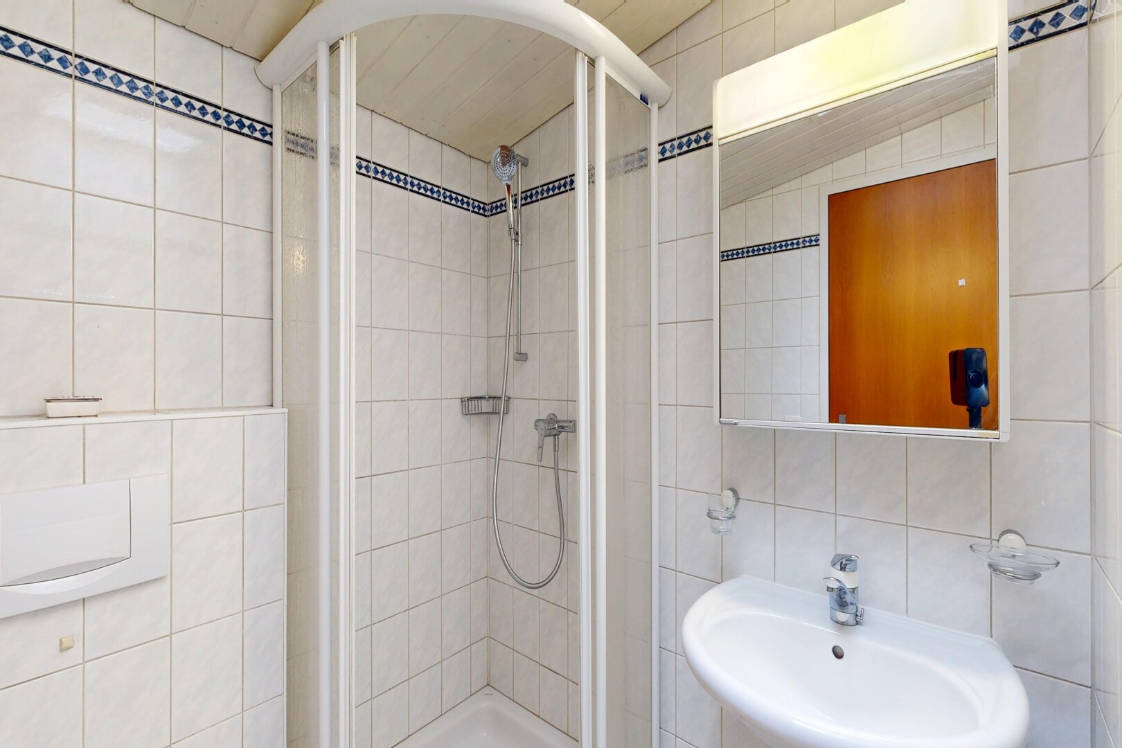 bad mit fliesenwand, tile wall, spiegel, dusche, und komplettes badezimmer