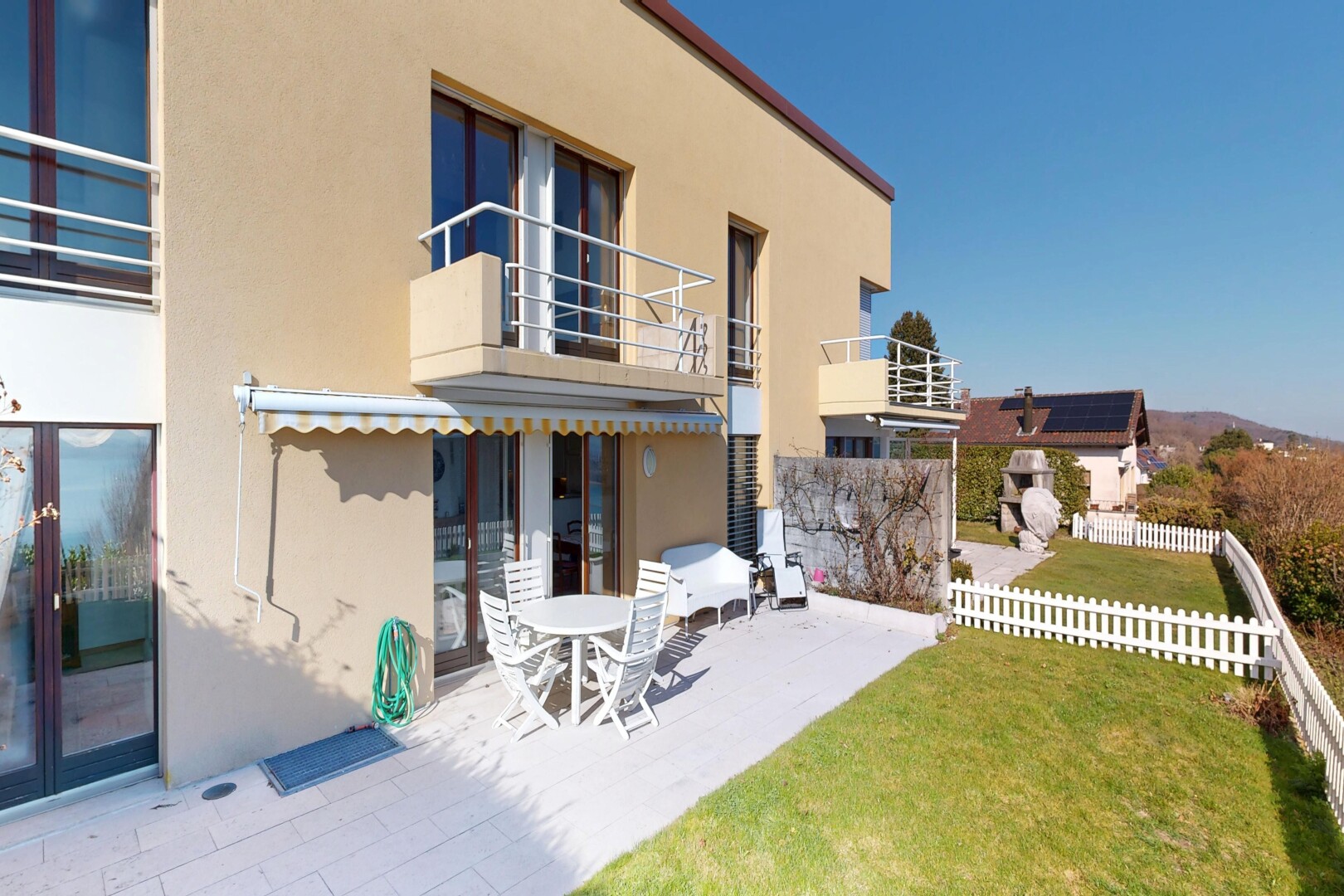 außenansicht mit terrasse, balkon, rasen, stuckverkleidung, und day time