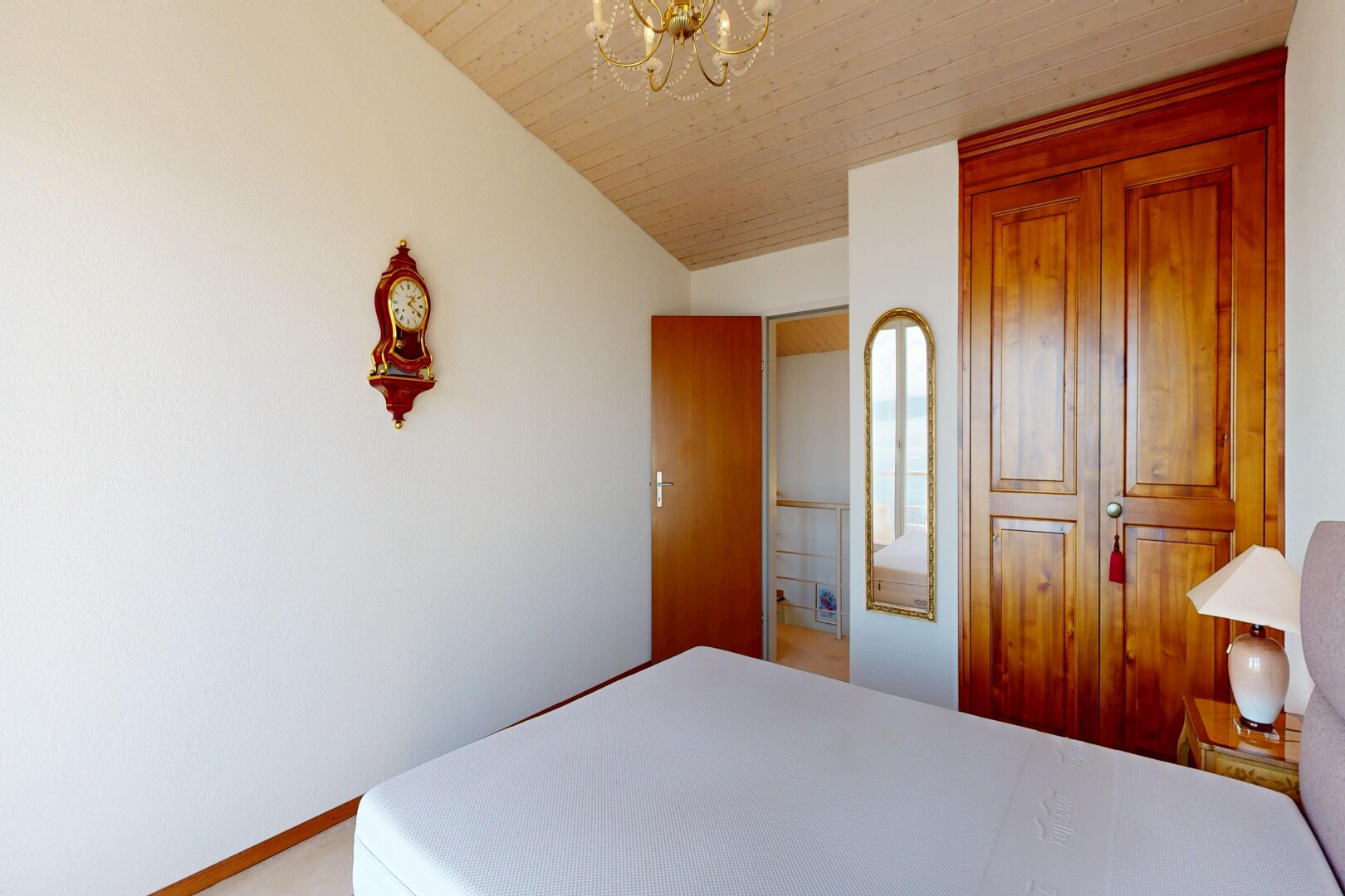 zimmer / schlafzimmer mit gipskartonwand, drywall, bemerkenswerter kronleuchter, inside property, und dachschräge