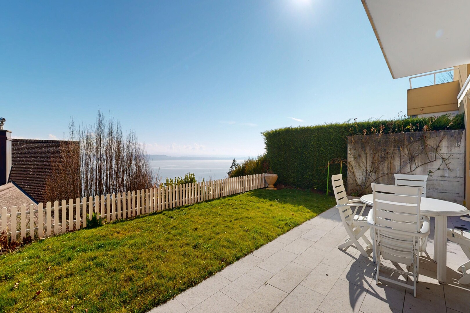 terrasse mit essbereich im freien, zaun, from property, rasen, und seesicht