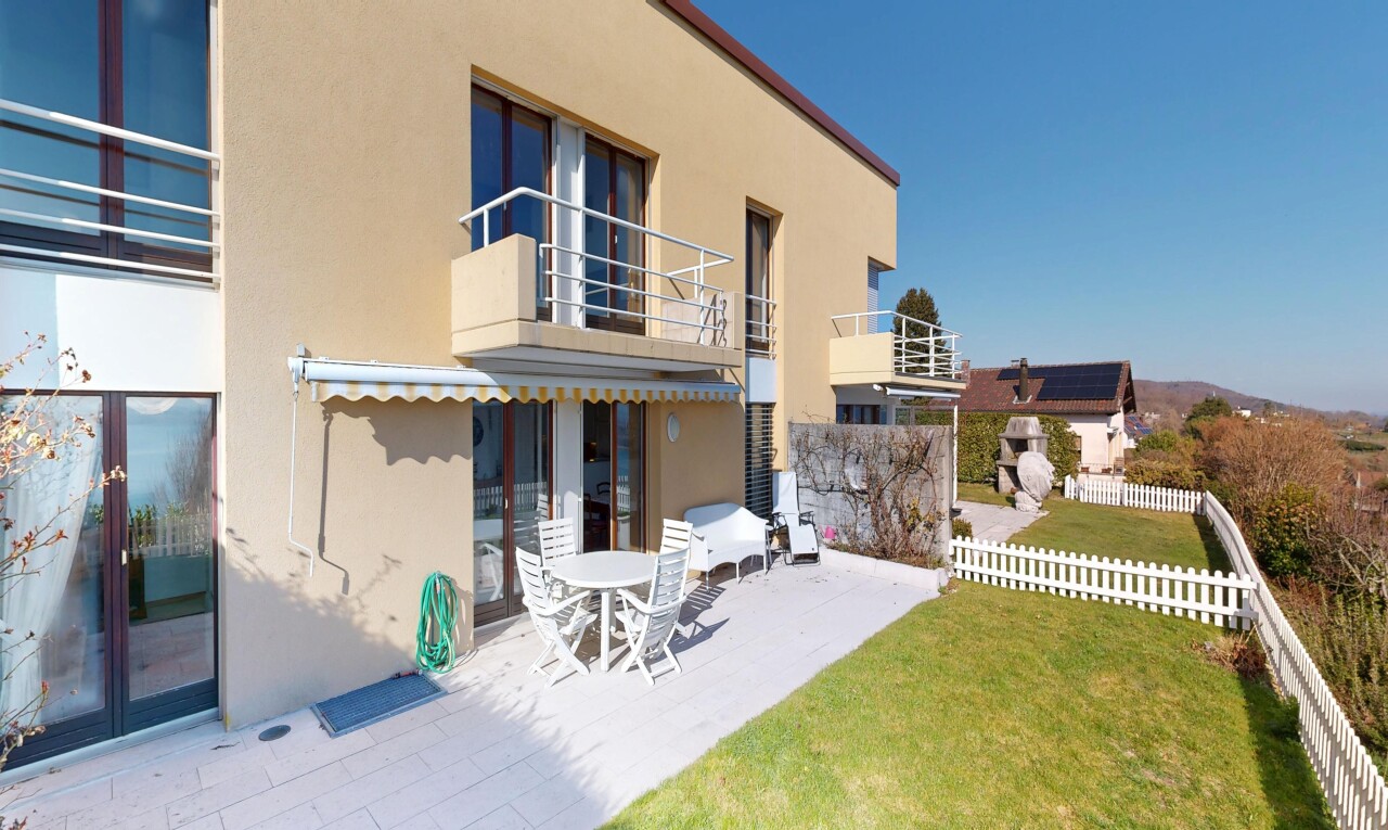 außenansicht mit terrasse, balkon, rasen, stuckverkleidung, und day time