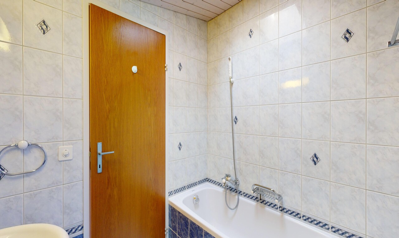 bad mit tile wall, fliesenwand, komplettes badezimmer, kombiniertes bad / dusche, und inside property