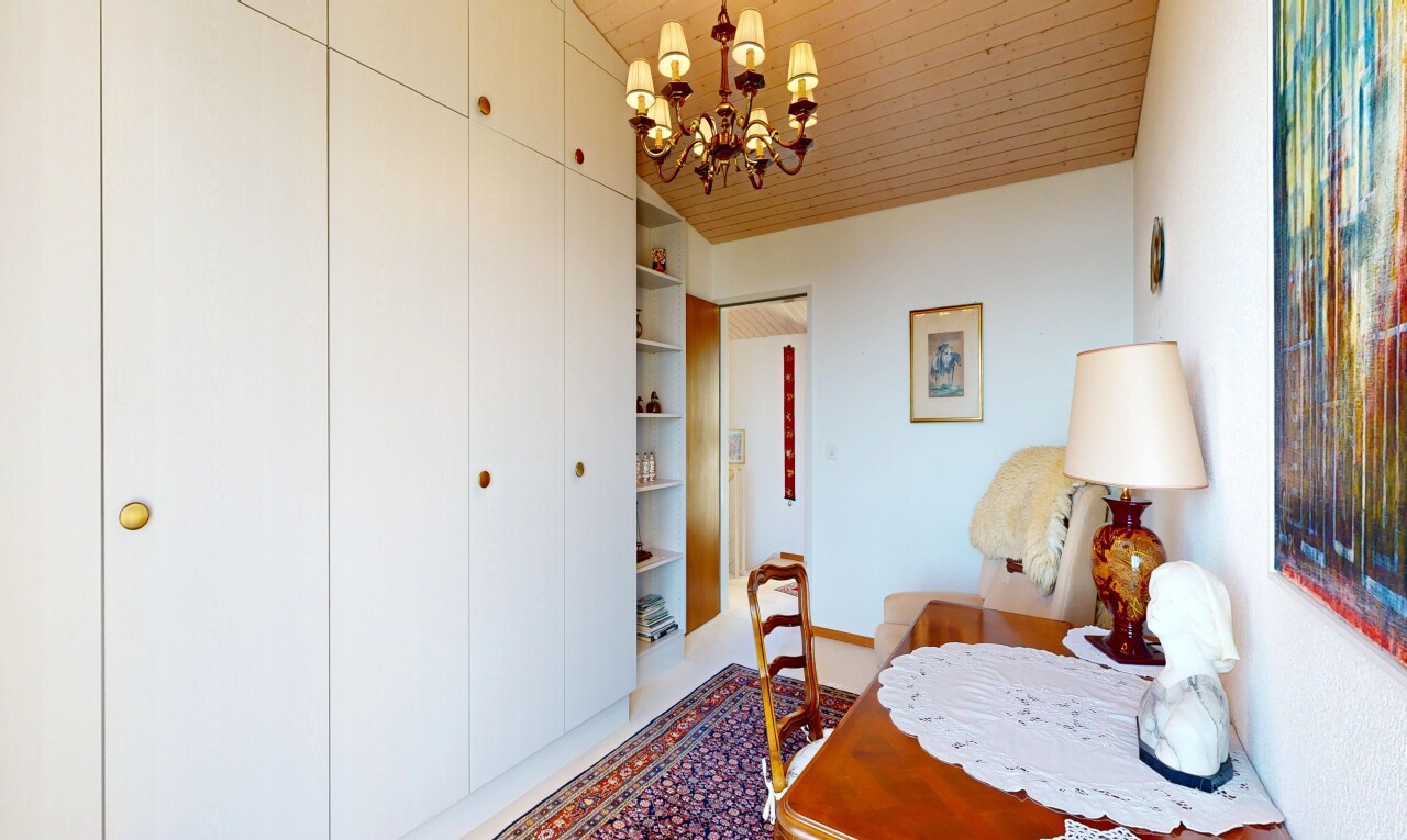 zimmer / schlafzimmer mit drywall, gipskartonwand, inside property, bemerkenswerter kronleuchter, und wood ceiling