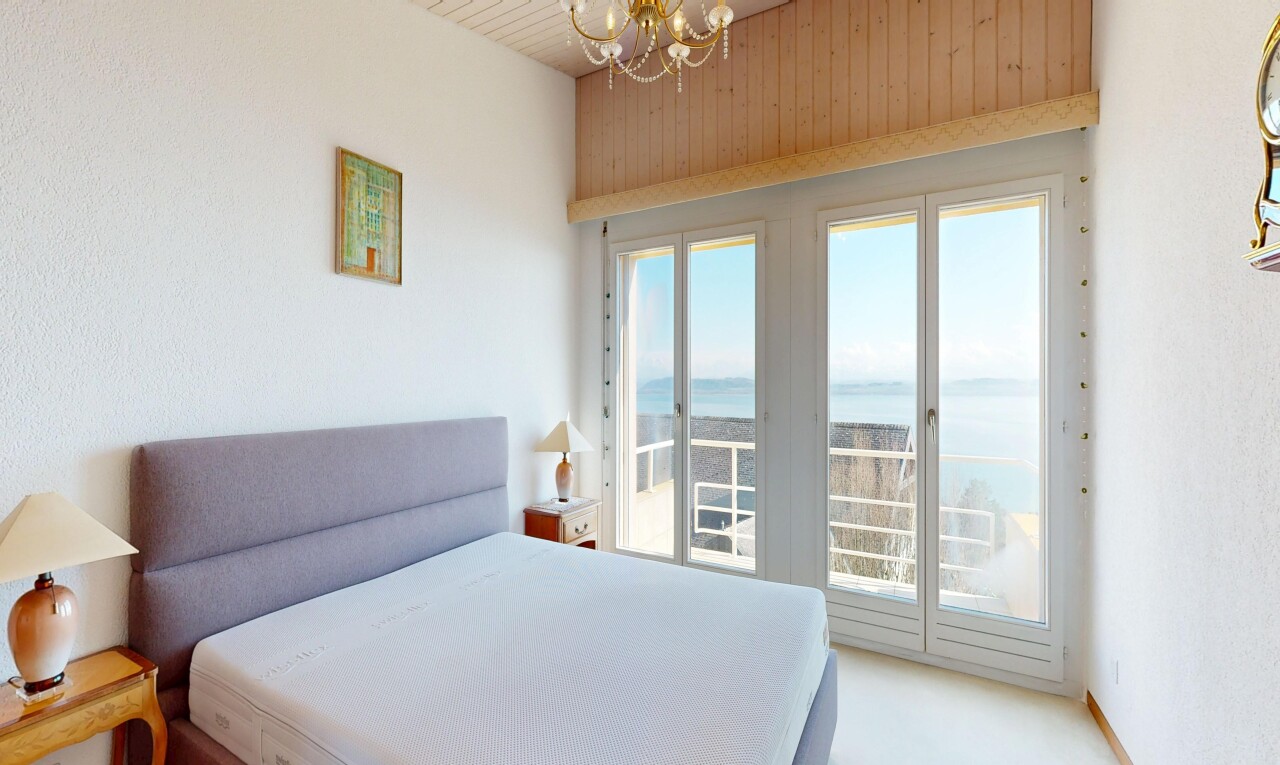 zimmer / schlafzimmer mit bemerkenswerter kronleuchter, natürliches licht, natural light, seesicht, und water view