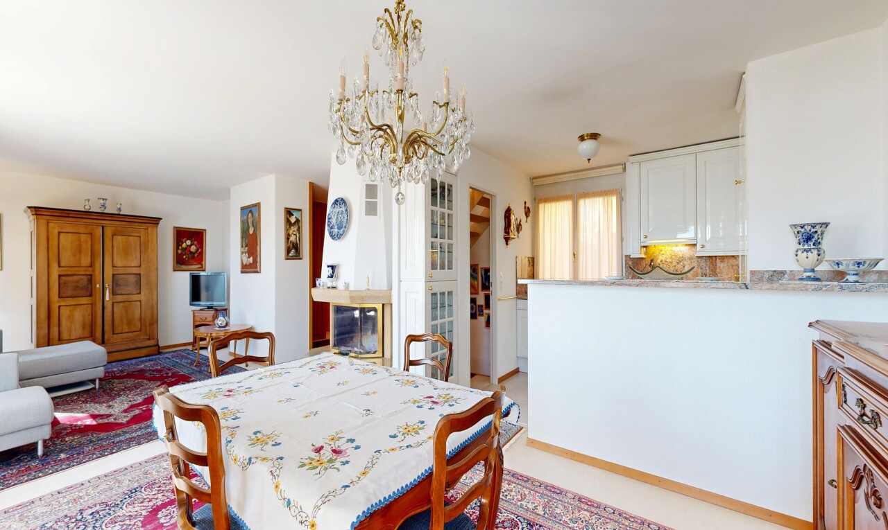 esszimmer mit gipskartonwand, drywall, inside property, fernseher, und light floor