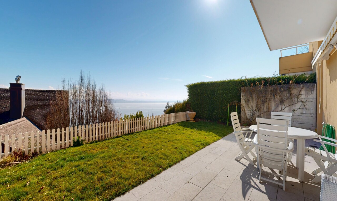 terrasse mit essbereich im freien, zaun, from property, rasen, und seesicht