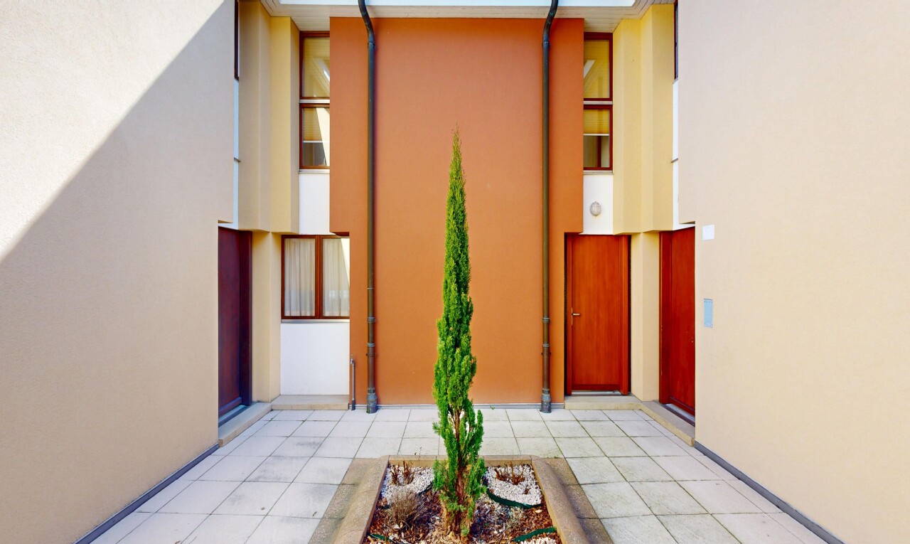 terrasse mit inside property, aufzug, und balkon