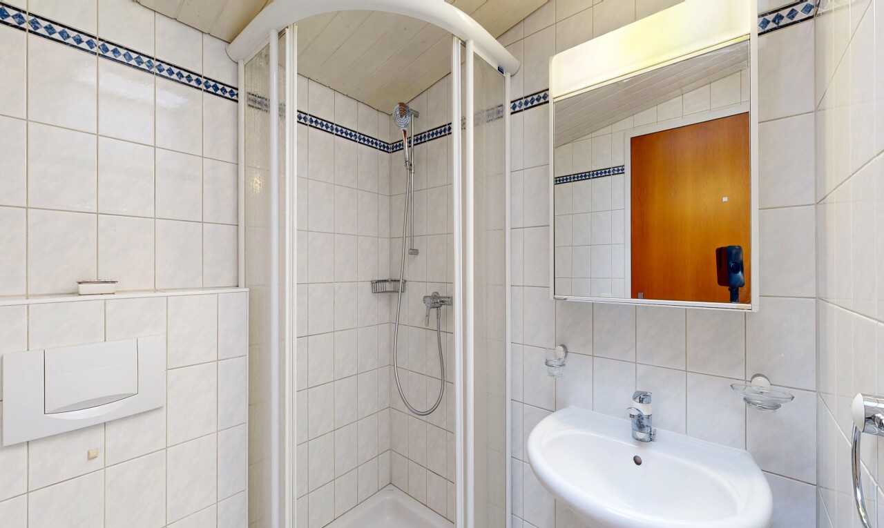 bad mit fliesenwand, tile wall, spiegel, dusche, und komplettes badezimmer
