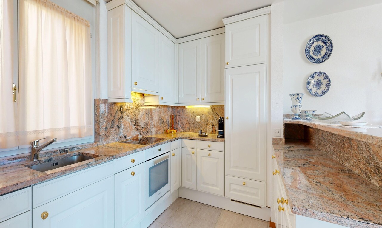 küche mit light countertops, stein arbeitsplatten, stone countertops, ofen, und hochgezogene schränke