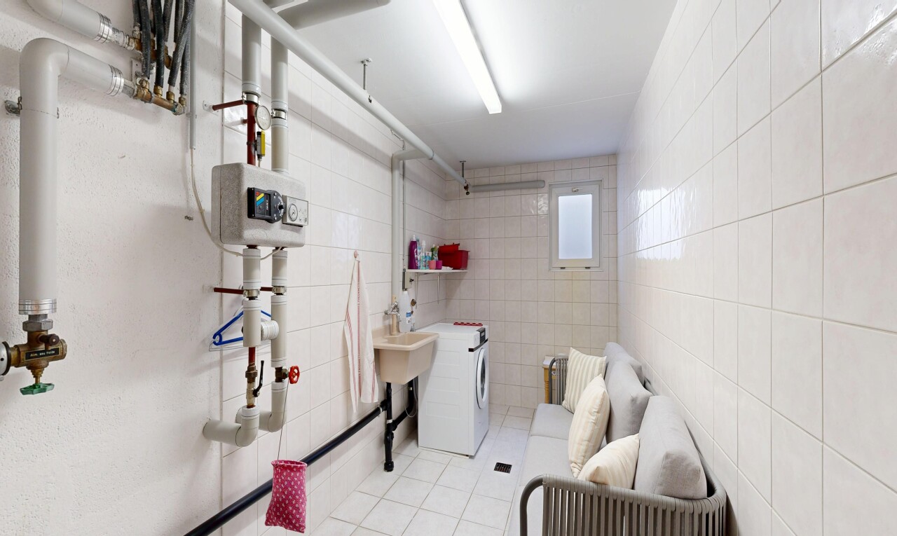 wäschekammer mit fliesenboden, tile floor, inside property, tumbler, und light floor