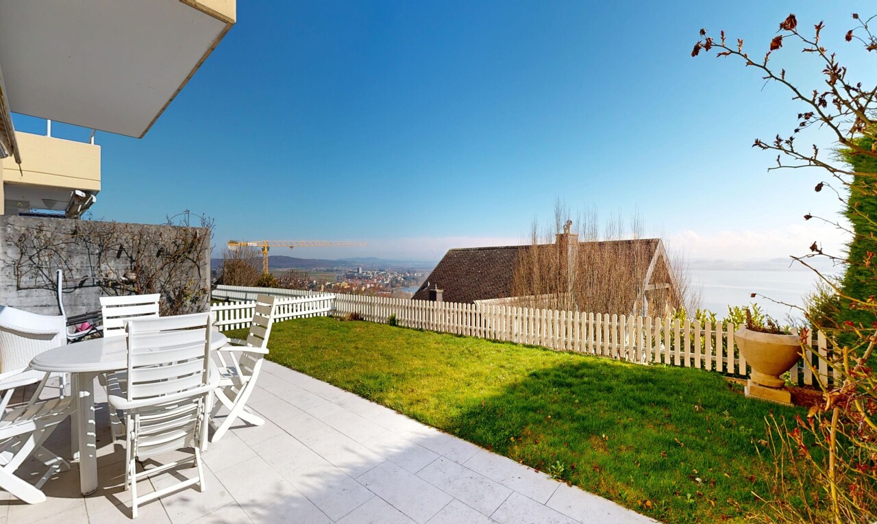 terrasse mit rasen, essbereich im freien, zaun, from property, und terrasse