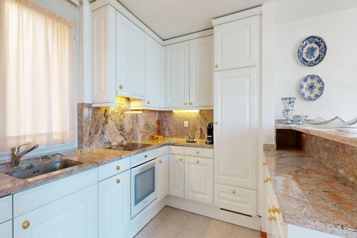 küche mit light countertops, stein arbeitsplatten, stone countertops, ofen, und hochgezogene schränke