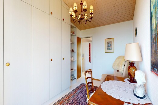 zimmer / schlafzimmer mit drywall, gipskartonwand, inside property, bemerkenswerter kronleuchter, und wood ceiling