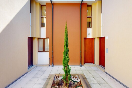 terrasse mit inside property, aufzug, und balkon
