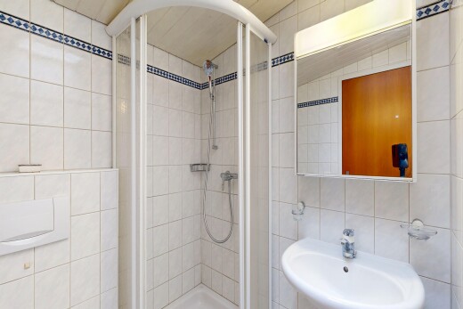 bad mit fliesenwand, tile wall, spiegel, dusche, und komplettes badezimmer