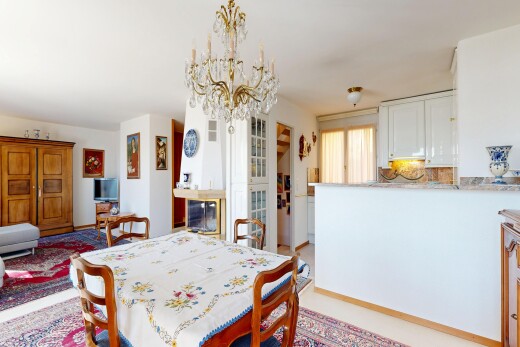 esszimmer mit gipskartonwand, drywall, inside property, fernseher, und light floor